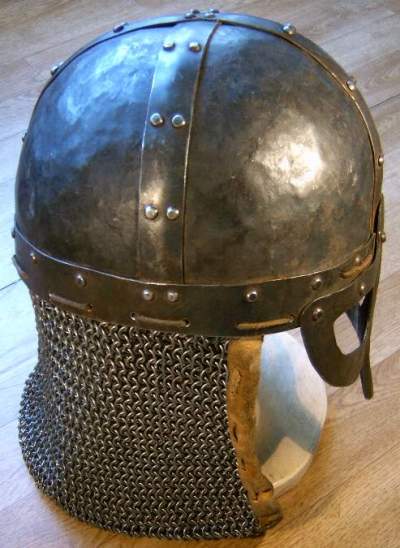 Brillenhelm von der Seite