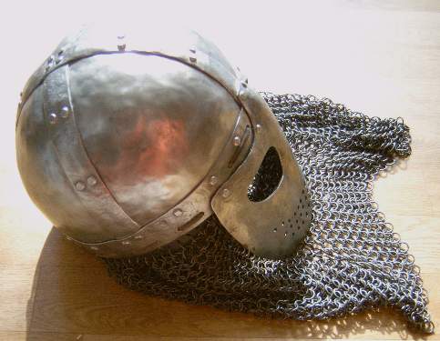 Brillenhelm von der Seite