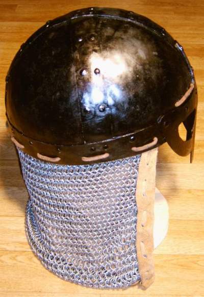 Brillenhelm von der Seite Brillenhelm von der Seite