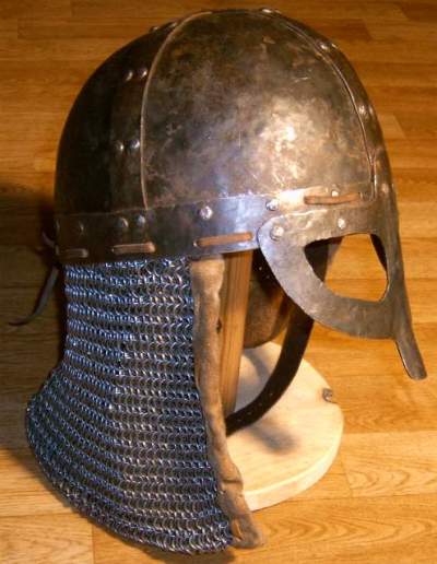 Brillenhelm von der Seite