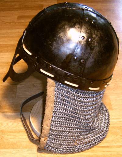 Brillenhelm von links