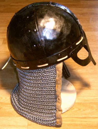 Brillenhelm von rechts