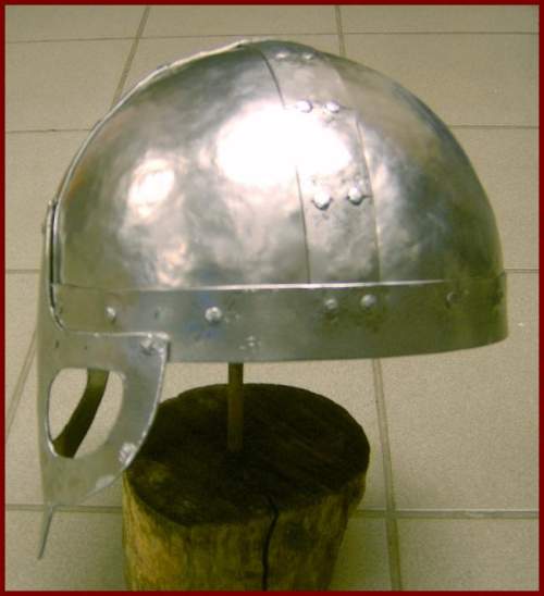 Brillenhelm von rechts