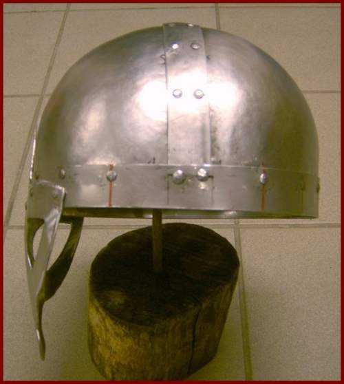 Brillenhelm von rechts