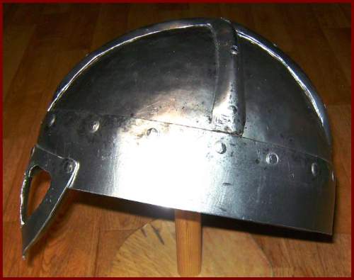 Brillenhelm von rechts