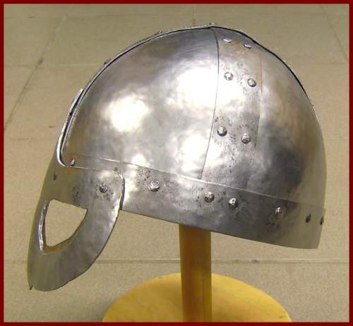 Brillenhelm von rechts