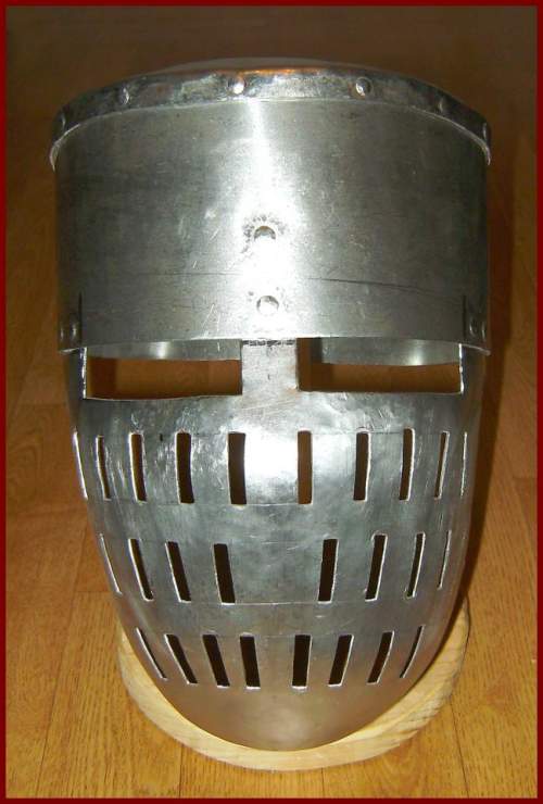 Topfhelm von vorne