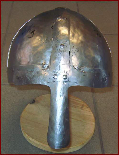 Brillenhelm von vorne Brillenhelm von vorne