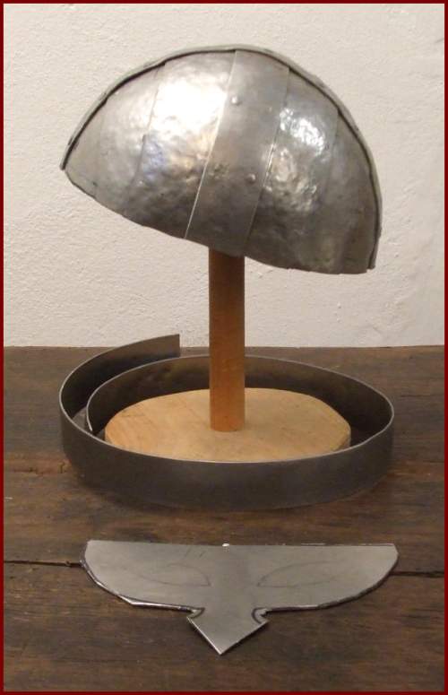 Brillenhelm von links