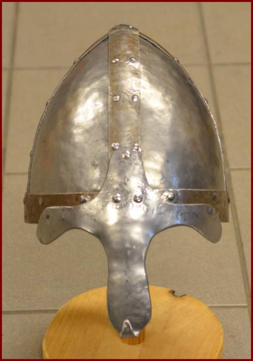Nasalhelm von vorne Nasalhelm von vorne