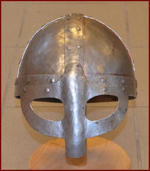 Brillenhelm von vorne Brillenhelm von vorne