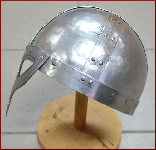 Brillenhelm von links