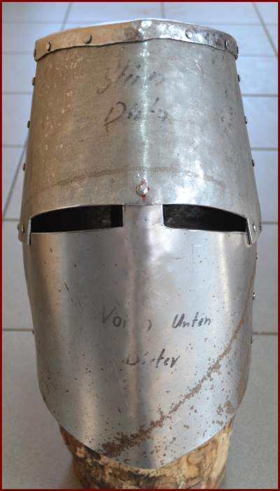 Topfhelm von vorne