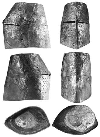 Der ältere Topfhelm, fotografiert von allen Seiten