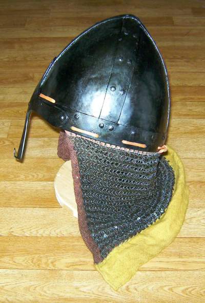 Normannenhelm von der Seite Normannenhelm von der Seite