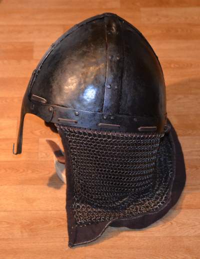 Normannenhelm von der linken Seite