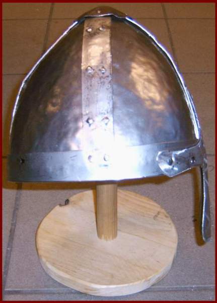 normannenhelm_seite_kurs_h.jpg normannenhelm_seite_kurs_h.jpg