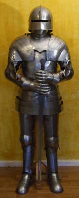 Rüstung von vorne mit Schwert