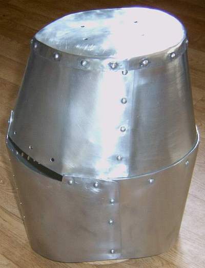 Topfhelm von der linken Seite