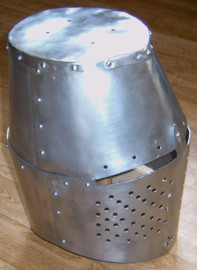 Topfhelm von der rechten Seite