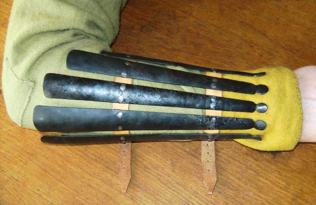 Unterarmschützer mit Arm von außen