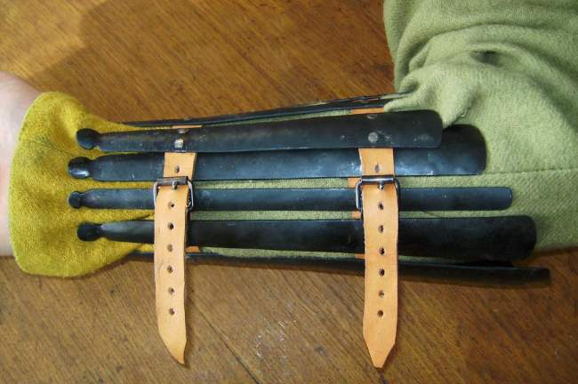 Unterarmschützer mit Arm von außen